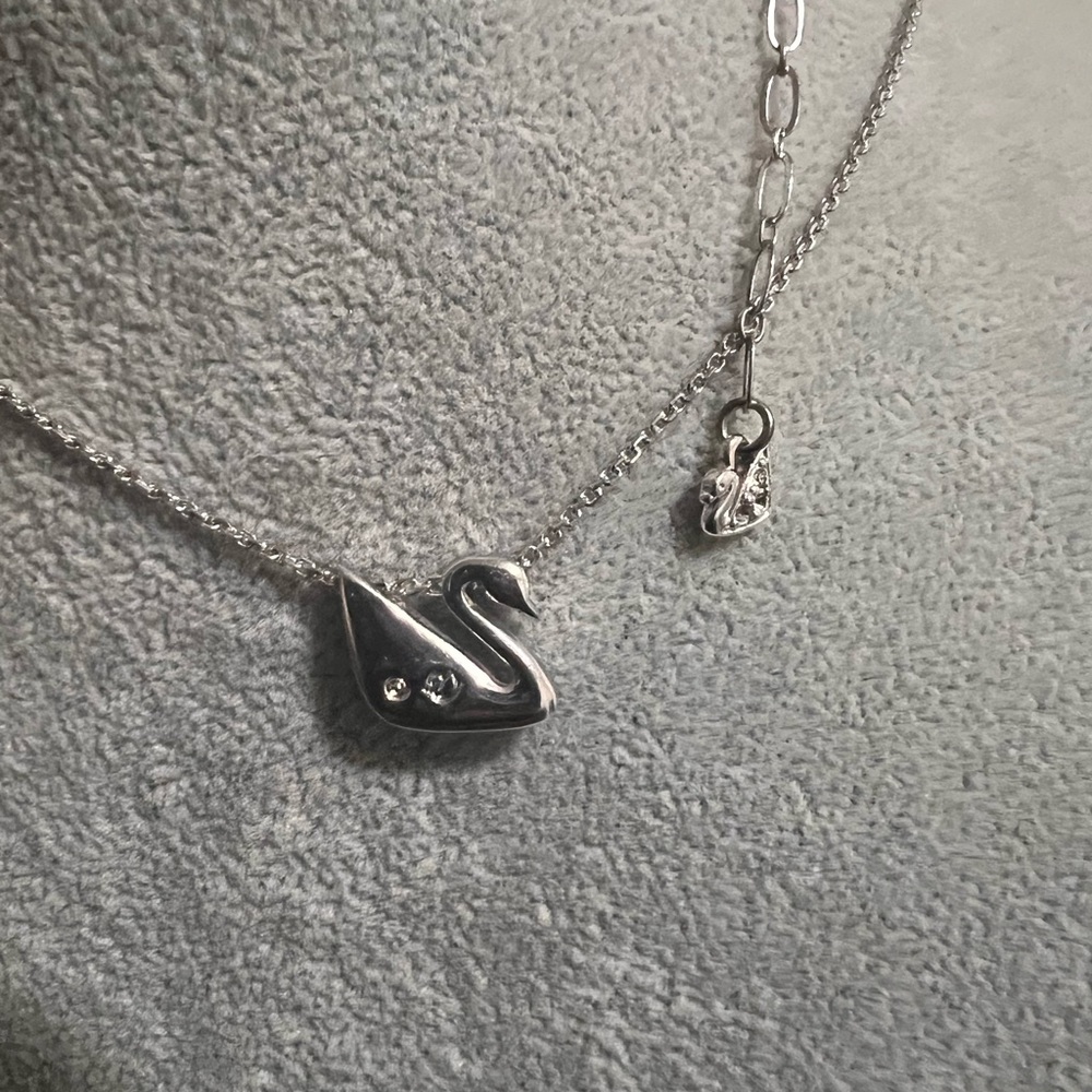 Swarovski crystal swan necklace missing a couple of crystals - Picture 3 of 4